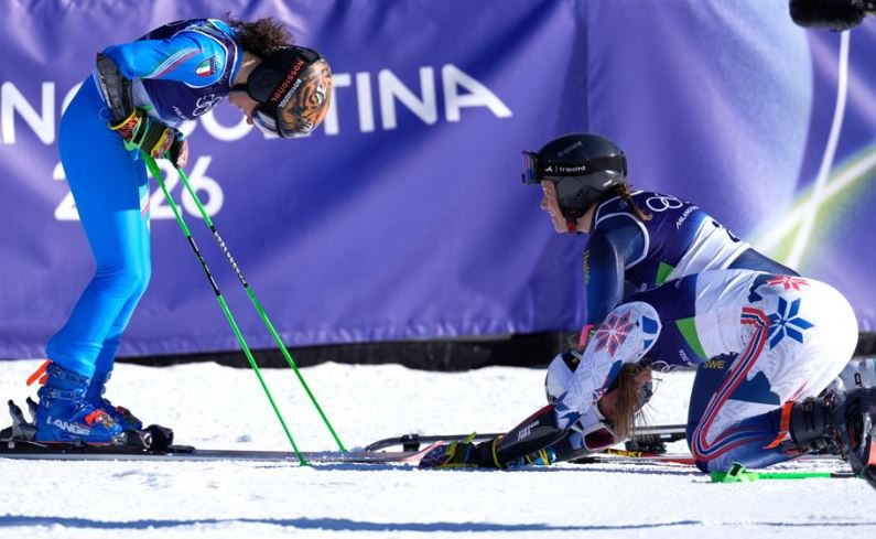 Aba_Tweet's tweet image. L'inchino davanti alla più grande.
Lo sport (e il rispetto) in una foto... ❤️

#Brignone