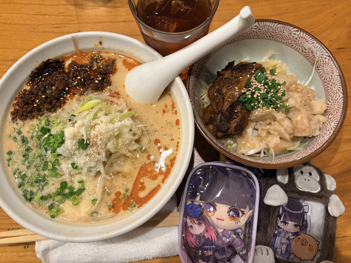 #にじマルシェ8 
スペースにお立ち寄り頂いた皆様、差し入れやスケブもありがとうございました☺️

お昼はキッチンカーのからあげ丼🍖
撤収後はあぽすけと打ち上げました🍜😋

今回もとても楽しく充実した1日になりました！！
ありがとうございました(*´︶`*)✨
お疲れ様でした！