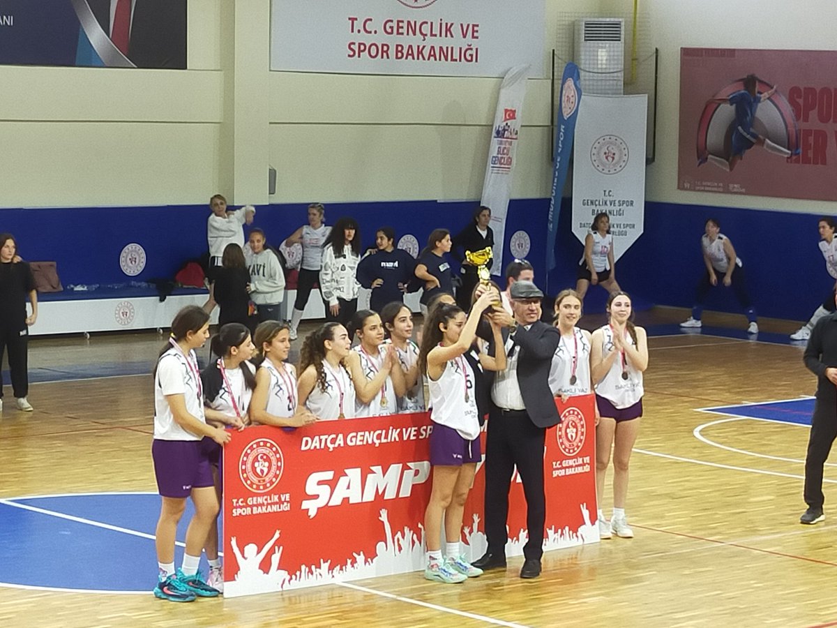 U-16 Basketbol Şampiyonluk Datça-Bodrum maçındaydık bugün. Datçalı kızlar bu yılın şampiyonu oldular. ✌🏻💜 O kadar güzeller ki hepsine alkış👏🏻 Çok hırsın fena bir şey olduğunu da yine tribünde oturan anneler gösterdi sağolsunlar.