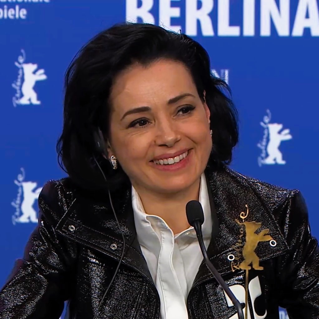 Özgü Namal: Nu am filmat aici pentru că nu am putut filma în Turcia viatacuaromadecafea.com/2026/02/15/ozg…