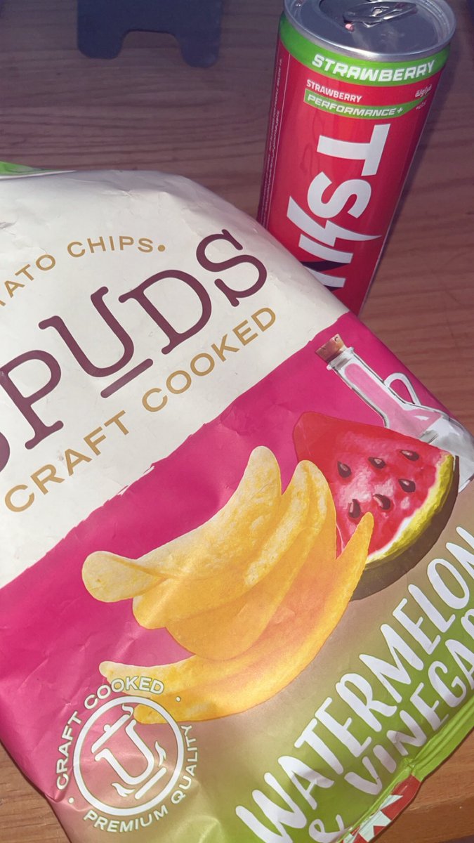 b0nes0fsal's tweet image. strawberry energy drink and watermelon flavoured chips for breakfast #health #nutrients #wellnessjourney #youngho