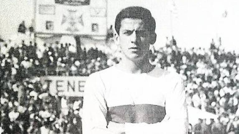 PERICOSAFE's tweet photo. @golazosdeltete Mamé León jugó en el Tenerife en la temporada 1963-64, cedido por la UD Las Palmas para jugar una eliminatoria de Copa ante el Barcelona, correspondiente a los 16.° de final. Dirigidos por el grancanario Paco Campos, el Tenerife perdió en la ida 7-0, y venció en el Heliodoro 2-1. https://t.co/4psHkQFHmp