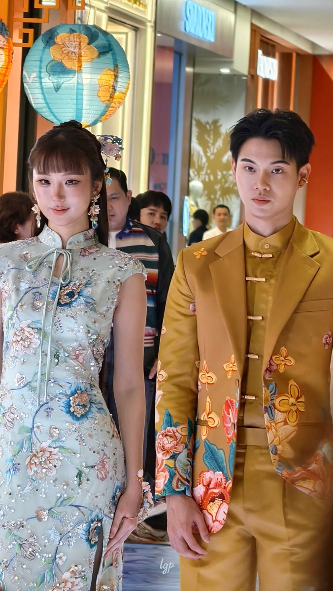 sunandtawan's tweet image. เมื่อตี๋เล็กประจำตระกูลต้องออกงาน จะปล่อยให้เดินโสดๆ ออกงานคนเดียวได้ไง ก็ควงพี่ใหญ่ กับ พี่รองออกงานไปเลยสิ 

// จะเข้ามาเป็นสะใภ้บ้านนี้ได้ ต้องผ่านพี่สาวทั้งสองก่อน !!!

— ละครมาได้เลยนะ 5555555

#yinyin_anw @yinyin_anw