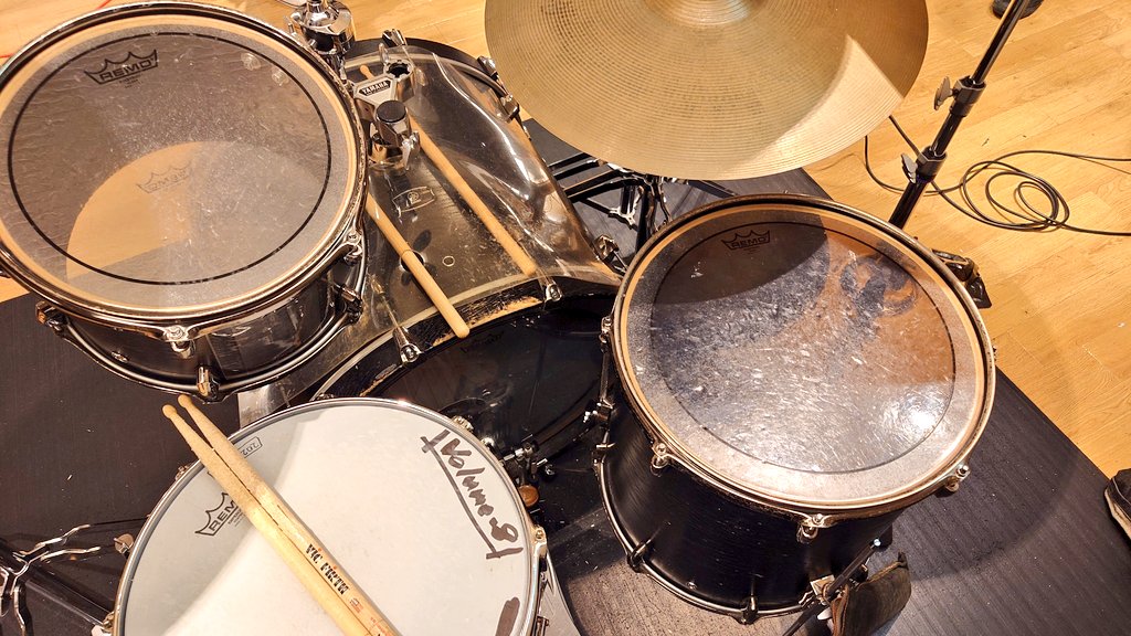 D_Atsuuuuuuuu69's tweet photo. Volume-8、リハしてきました!
ドカドカやってきたぜ!
スカっとしたかったけど…
苦手なYAMAHAのセットだったので、フニャフニャしていて、ちょっとストレスが…
全開でやれない位が丁度良いかw
カマーも中尾くんもテレサも、調子良さげで良かったなー
善き時間でした!
#Volume8 https://t.co/hLcTB8BNsZ