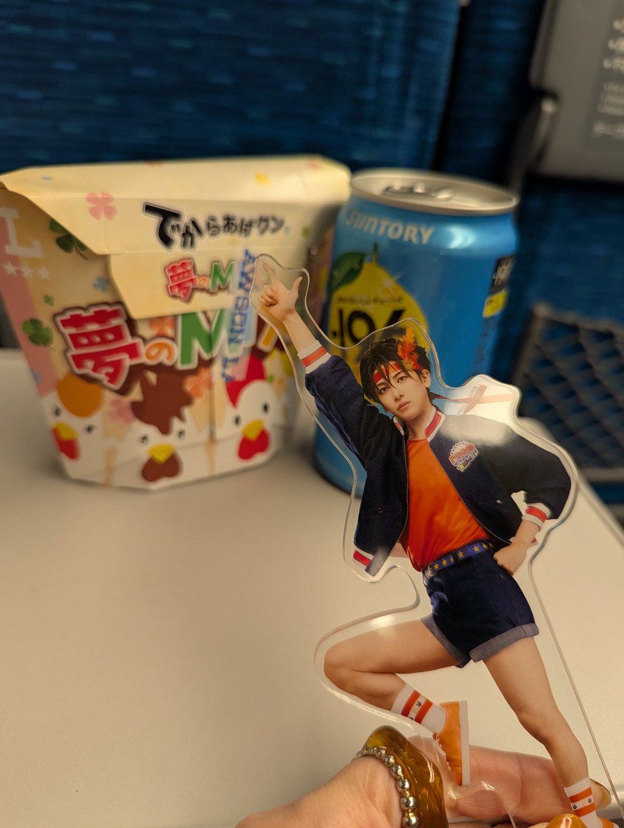 yko_al's tweet photo. 新幹線で1人祝杯しました
ってか遠征マチソワ結構疲れるな…
マチソワして近くのホテルで1泊してマチネって夕方帰るぐらいのコースが理想だね金吹っ飛ぶけど
はい労働します https://t.co/wTBNGiVMNN