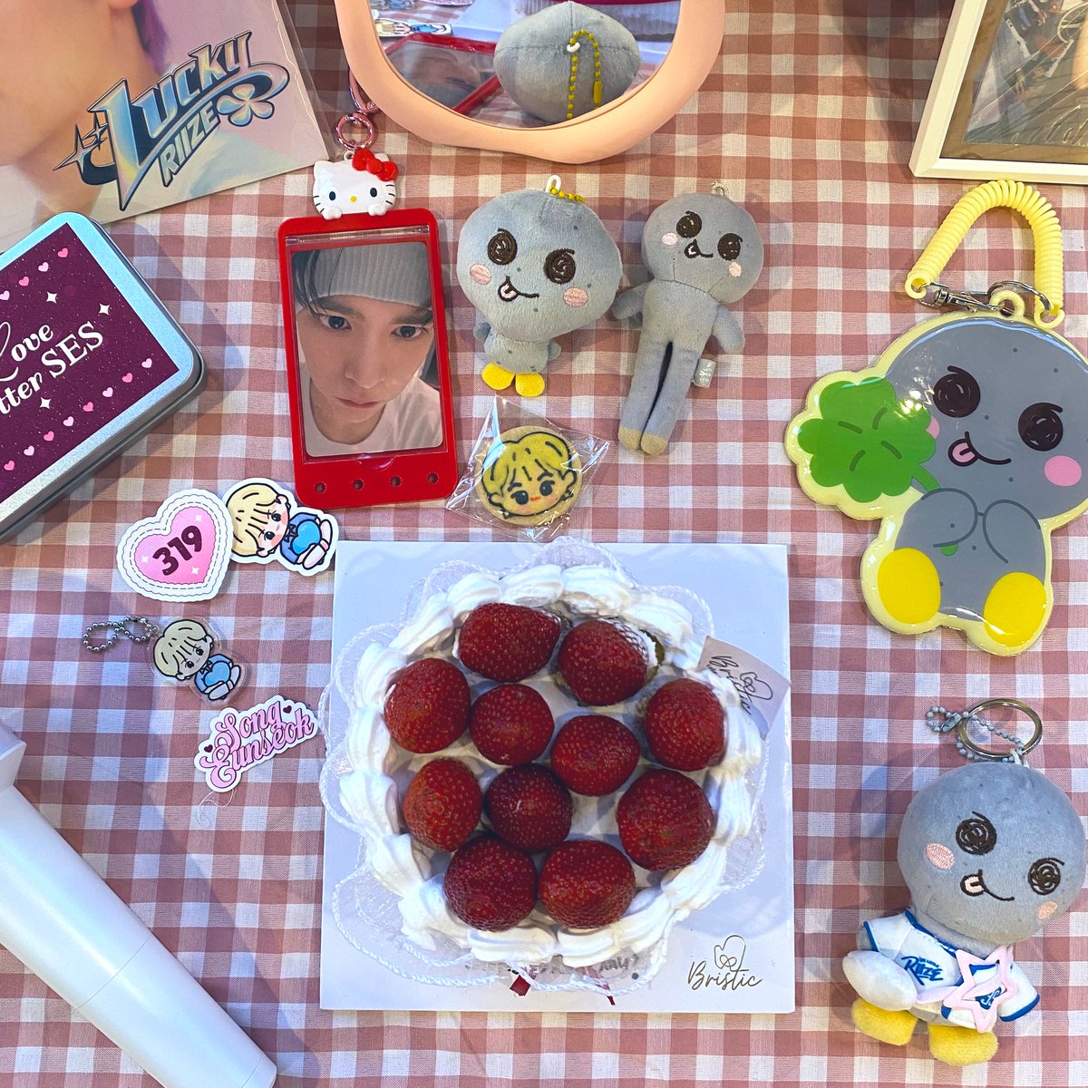 so happy to be celebrating song eunseokie early birthday with <a href="/DearSES_/">DearSES .ᐟ</a> <3