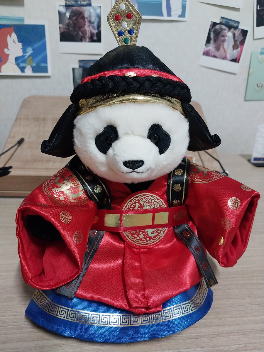 fubao_keeper's tweet photo. 놓을 자리가 없어서 인형 굿즈 절대 안 산다고 굳게 다짐하고 입장한 에버에서 또 하나 집어온 나 ㅋㅋ 홀린 듯 집었네. 퀄리티 쩌는 대례복 아이바오를 어떻게 참나? 역사 덕후가!! #아이바오 #중전마마아이바오 #Aibao https://t.co/uvPJnbqxte