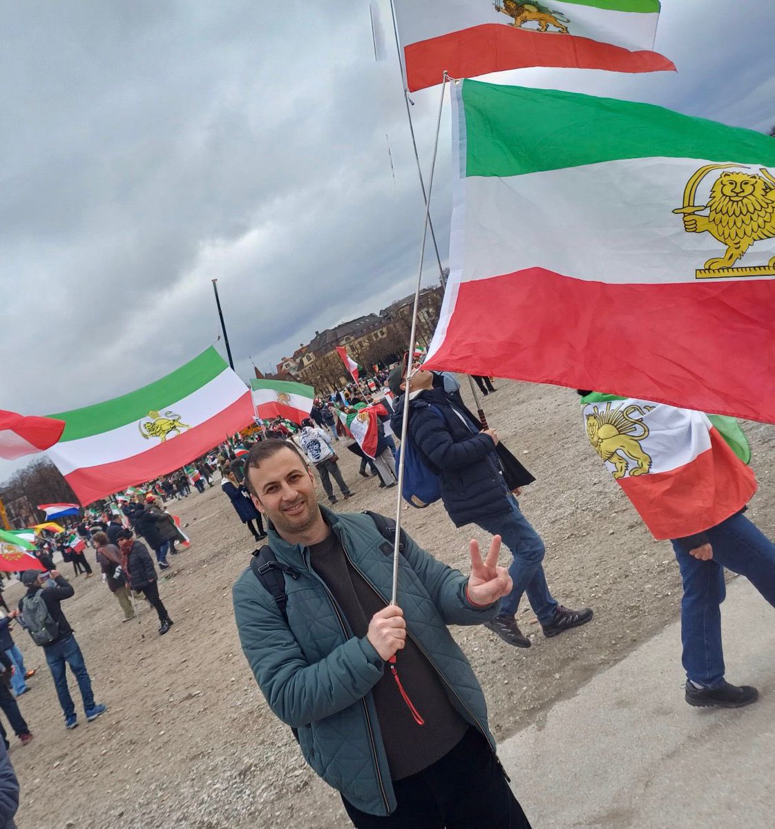انقدر به ما نگین ایرانیای خارج از کشور

ما همه وجودمون رو ایران جا گذاشتیم، فقط این بدن رو اینجا به زور نگه‌داشتیم تا برای آزادی وطن بجنگیم

#جاويد_شاه‌ 
#پاينده_ایران