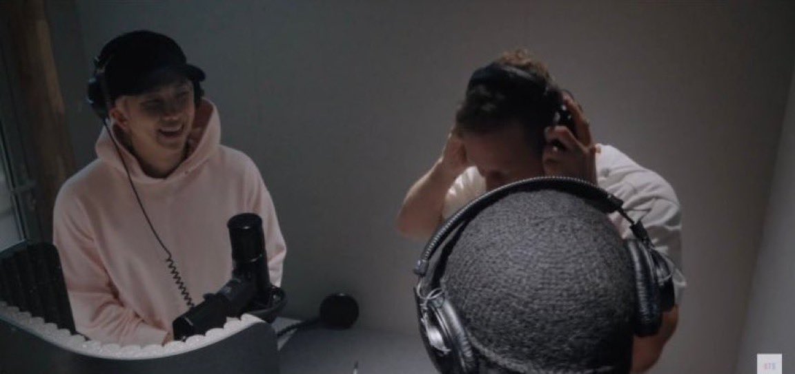 ก็รู้ว่าหัวน้องจองกุกกลมมากแต่ก็ไม่คิดว่าจะกลมจนทำให้มองเป็นไมค์โครโฟนในห้องอัดขนาดนี้5555555555555555555555