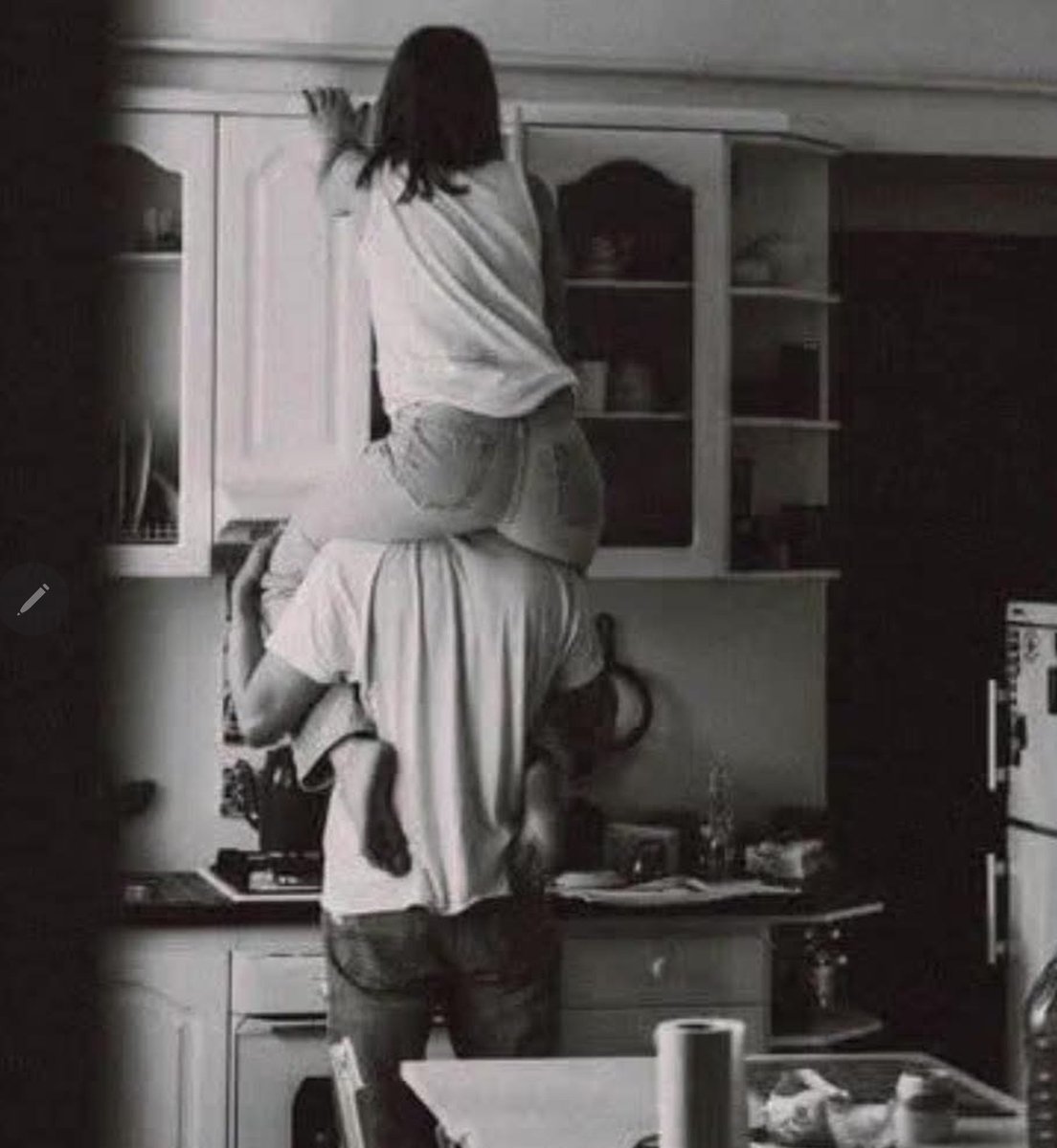 MGL_nomadic's tweet image. "Нэгэн ядуу эр цөцгийн тос цохиж тосгоны баян худалдаачинд авчирч өгдөг байжээ. Тэрээр цөцгийн тосоо дугуй хэлбэрт оруулан 1кг хэмжээтэйгээр хуваасан байдаг байлаа.
Нэг өдөр худалдаачин ядуу эрээс худалдаж авдаг цөцгийн тосныхоо хэмжээнд эргэлзэн жигнэж үзвэл 900г байх нь тэр.…