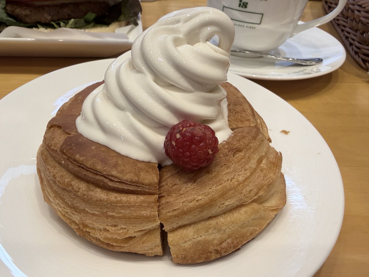 yukina_vism's tweet photo. 今は無き新宿イケアのプラントベースのメロンソフト＆カステラが美味しかった💚
後、横浜「Vee Sweets CAFE」さんのほうじ茶アイスがめちゃくちゃ濃厚で感動✨
行けなかったけど「アパホテル＆リゾート」内のレストラン和・中・ラーメン・カフェ店に菜食メニュー完備。食のSDGSに力を入れているそう✨ https://t.co/4SHlc4LnBC