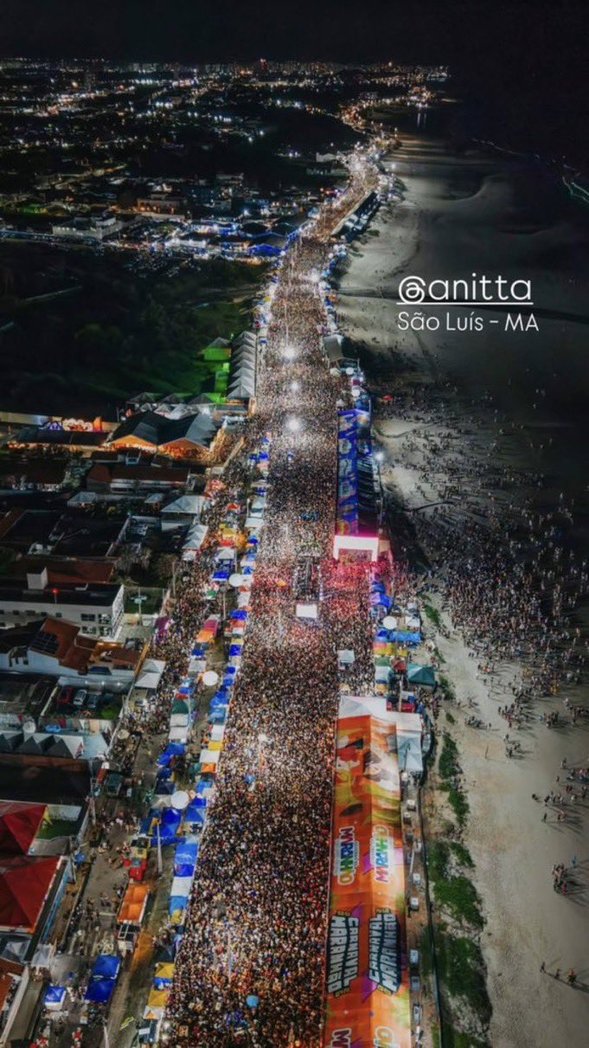 oquepequena0's tweet photo. Morrendo com as imagens do carnaval na litorânea que não dá pra ver nada, nem cores, nem brilho, apenas um mar escuro no véu do breu da noite! HORROROSO o quanto a noite tira o glamour e a felicidade do carnaval e vira uma balada qualquer https://t.co/Zznahz5A8d