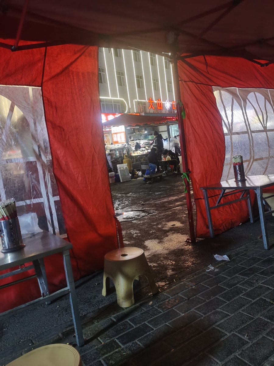 xiaoyanff's tweet photo. 谁不是为了生活，尝遍人情冷暖？
共勉  做梦人🤒

心里暗劲一定要赚钱、得到我想要的，让别人高看一眼！
扎你一下，这就是一句自我安慰的口号。
 
真问起摆摊老板赚钱么？
只会笑笑不语，已经有了答案。
有好路子，谁愿意风吹日晒去摆地摊？
跟我们上班的人一样，
底层人，本来就没那么多机会。
 
老板当年也做过发财梦，
可现实一日三餐提醒他：
别痴心妄想，好好摆摊。
 
摆摊，就是普通人门槛最低、也最无奈的活路。
 
总有人站着说话不腰疼：
“摆摊也有人赚大钱啊！”
 
是，你只看见那几个出头的，
却没看见千千万万熬不出来的。
 
没人甘心一辈子就这样，
但要活下去，就得认清楚：
不是有梦就行，不是努力就有用。
 
先认清现实，不是认命，
是先活下去，再谈别的。