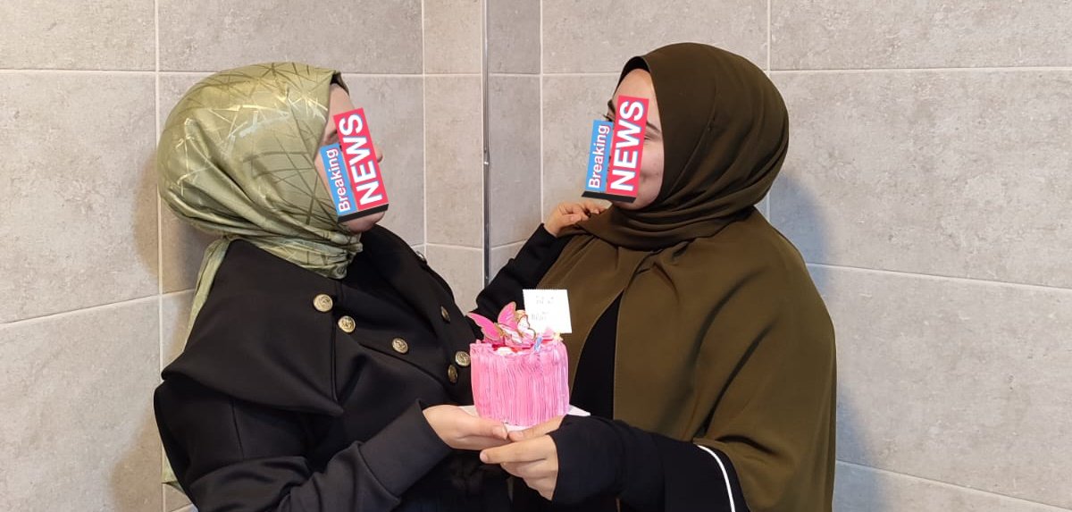 Bir gülüşüne, dört mevsim sığmış.
Dışarıda şimdi zemheri kışmış,
Kimin umurunda...