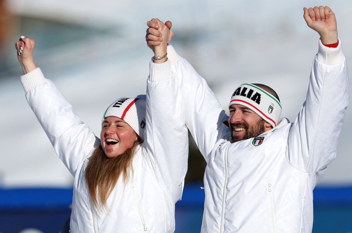 toMMilanello's tweet photo. Che coppia!
Michela #Moioli e Lorenzo #Sommariva portano all’Italia la medaglia numero 21 - quella del sorpasso definitivo a Lillehammer 1994.
Si tengono per mano.
E noi teniamo per mano loro.
#MilanoCortina2026 https://t.co/ikzIC2Tblk