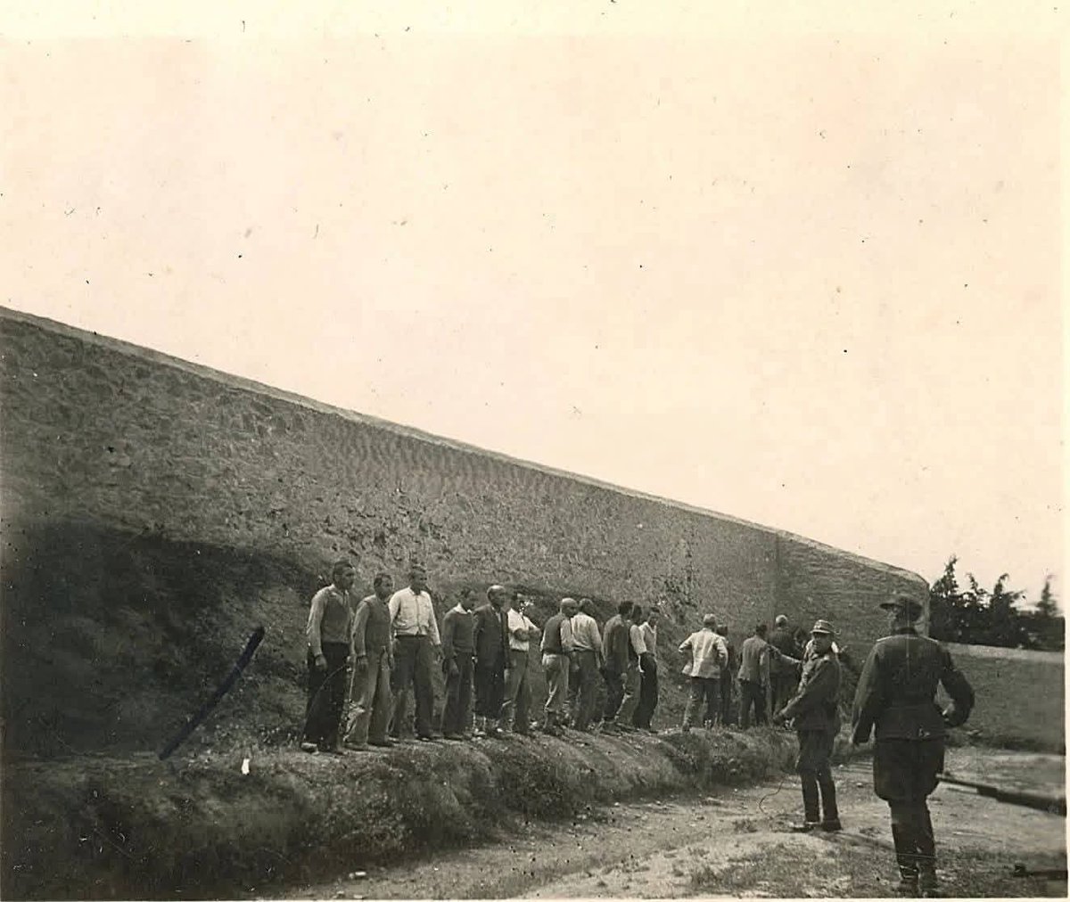1 Mayıs 1944'te Atina-Kaisariani'de 200 komünist Naziler tarafından kurşuna dizildi. Bugüne değin buna dair herhangi bir görsel kanıt yoktu. Ancak dün eBay’de, gerçekliği Yunanistan Komünist Partisi tarafından da doğrulanan ve insanı altüst eden bir dizi fotoğraf satışa sunuldu.