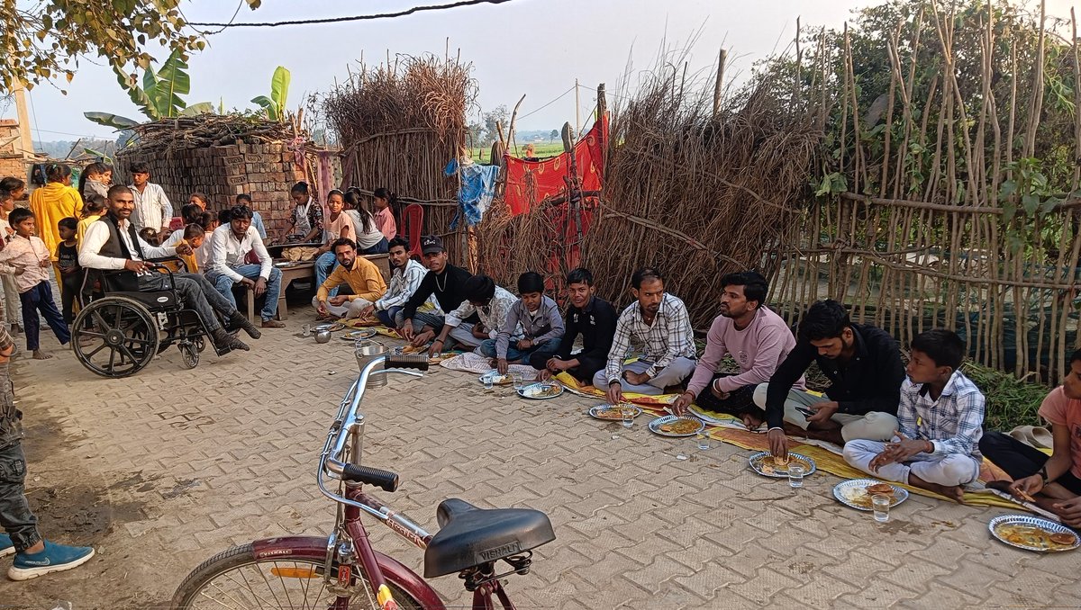 आज महाशिवरात्रि के पावन अवसर पर मेरे गांव में भगवान शिव जी अद्भुत प्रांगण में समस्त  
गांववासियों की उपस्थिति में जलाभिषेक, पुजा-अर्चना कर प्रसाद एवं आशीर्वाद प्राप्त किया।

भगवान भोलेनाथ एवं माता पार्वती से समस्त भक्तजन, के उत्तम स्वास्थ्य, सुख-समृद्धि और लोक-कल्याण की मंगल