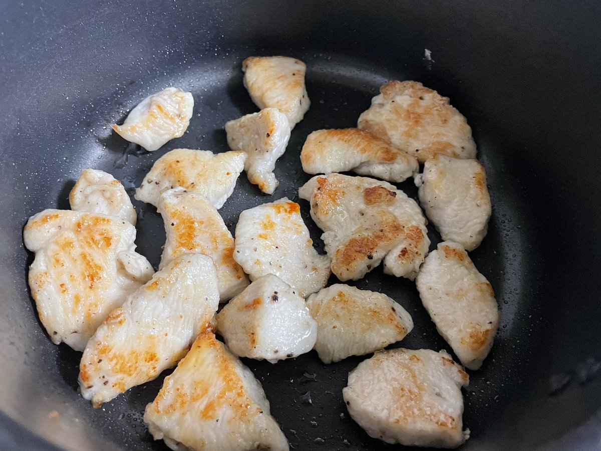Tomo_Mrk3B01's tweet image. Cooked four veggies mixed #salad with Sautéed chicken breast for #dinner tonight😋
While cooking I picked and tried a tase of the chicken. So I already know it tastes good. Okay. Let’s set up dinner👍
#twinglish #cookingathome