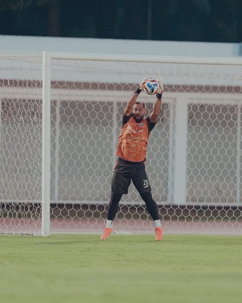 Malam ini (15/2), laga ke-5 untuk beliau musim ini.

Dalam 5 laga yang dimainkan, Bagol catatkan 4 kemenangan untuk Macan Kemayoran dengan 3 diantaranya nirbobol alias clean sheet‼️

Selalu bisa diandalkan ketika kondisi sedang shaky.

You’re truly legendary Andritany. 🧤⛔️