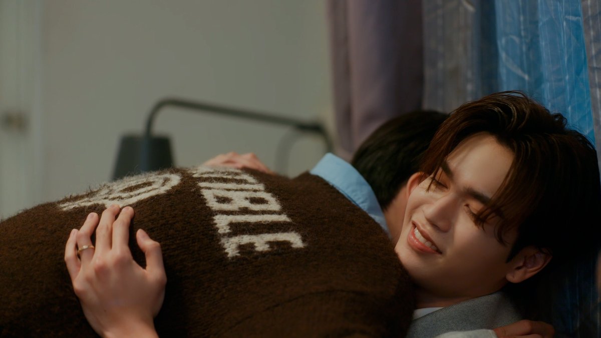 MyRomanceSeries's tweet photo. ไป๋กับนอร์ธกอดกันยังพอเข้าใจ ไป๋กับยูสบตากันเท่านั้นแหละ😶

#MyRomanceScammerEP3
@Markjrtn @ohmthitiwat @poon_mit12 https://t.co/544B7tAJTF