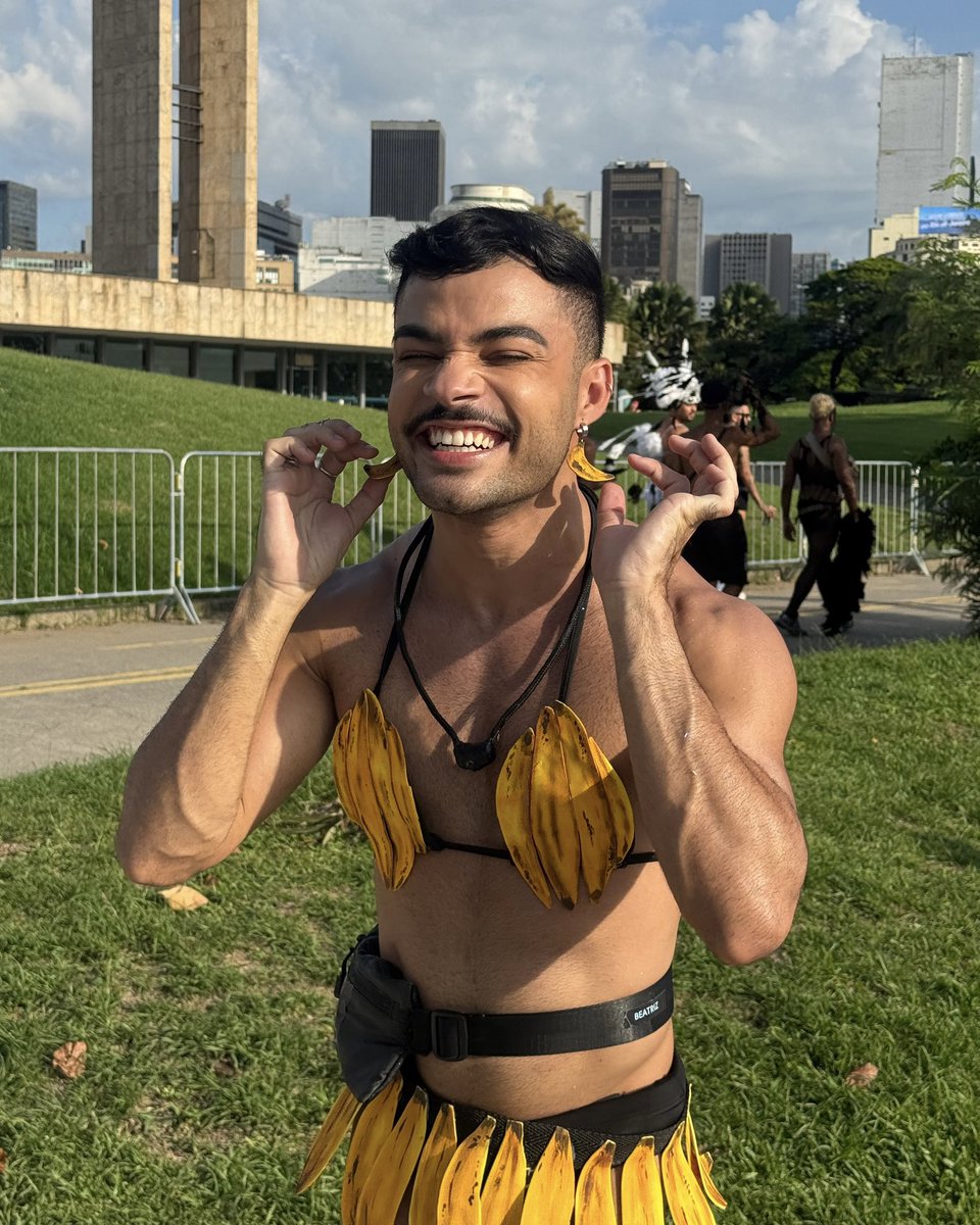 tommauza's tweet image. ÊEEH BRASIL! 🇧🇷 Olha eu pagando a promessa aqui, adoro! 😍 A roupa feita com a casca da bãnana 🍌