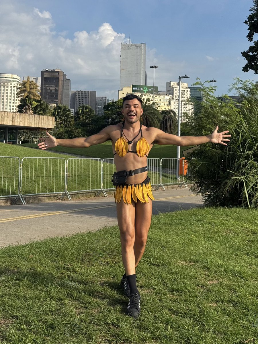 tommauza's tweet image. ÊEEH BRASIL! 🇧🇷 Olha eu pagando a promessa aqui, adoro! 😍 A roupa feita com a casca da bãnana 🍌