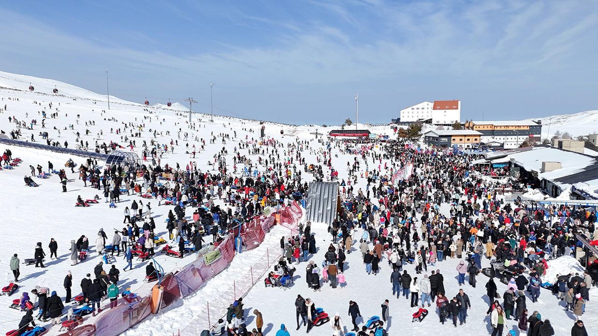 haber3com's tweet image. Türkiye'nin kış turizm merkezlerinden Erciyes Kayak Merkezi, resmi açılışının yapıldığı 20 Aralık'tan bugüne kadar 3 milyon ziyaretçiyi ağırladı. haber3.com/foto-galeri/ya… #ErciyesKayakMerkezi #KışTurizmi #Kayak #Türkiye #SıcakKarşılaşmalar