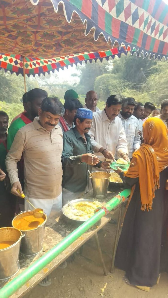 ఈ రోజు శివరాత్రి పండుగ సందర్బంగా ముత్యాల నుంచి వచ్చి వెళ్లే భక్తులకు అగ్రహారం గ్రామ వాస్తవుడైన  షైక్ బాల సైదా(అలియాస్)ఖాజా గారి సేవాసమితి ఆధ్వర్యంలో స్టీల్ ప్లాంట్ దర్గా వద్దఏర్పాటు చేసిన  అన్నదానం  కార్యక్రమాన్ని ప్రారంభించిన ఎన్టీఆర్ జిల్లా జనసేన పార్టీ అధ్యక్షులు శ్రీ ఉదయభాను