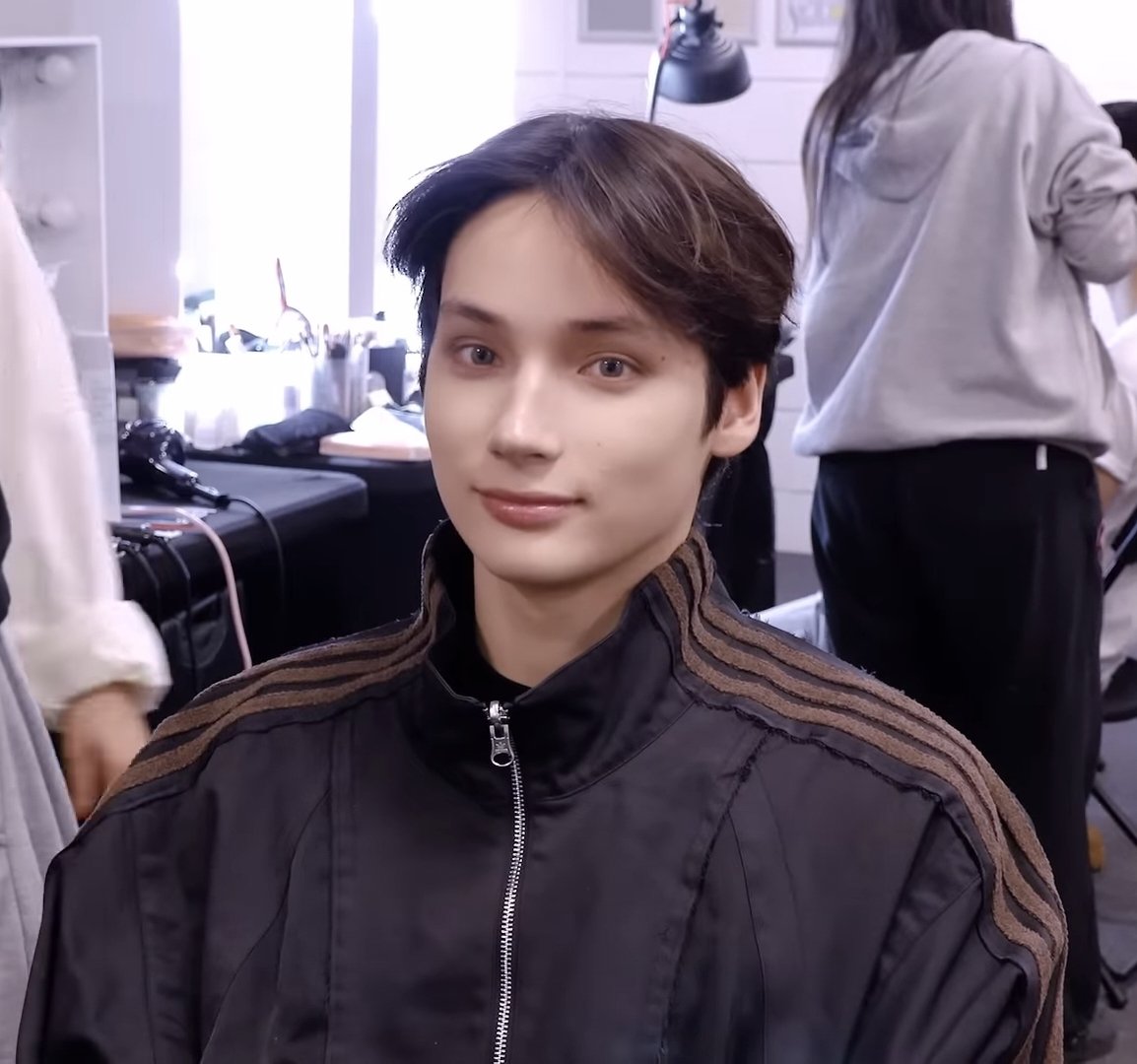 ningarms's tweet image. Thinking about this Huening Kai right now