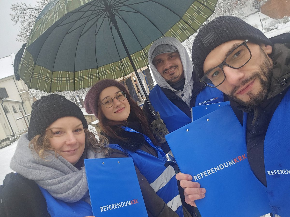 W tę pękną zimową niedzielę zbieramy podpisy po inicjatywą referendalną u stóp Wawelu. 
Drodzy mieszkańcy Krakowa, dziękujemy za wsparcie. Bez Was i Waszych głosów nie zmienimy Krakowa i nie odwołamy prezydenta Miszalskiego i Rady Miasta Krakowa

#referendumkrk