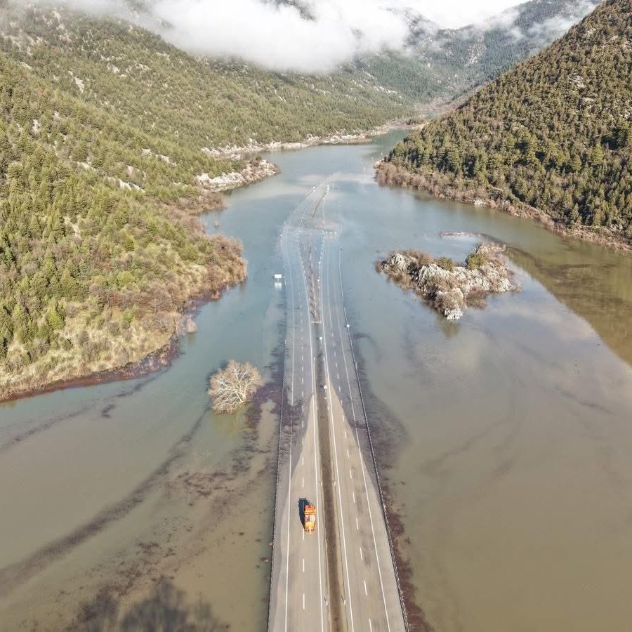 Ulaştırma Bakanlığı'nın geçtiğimiz yıllarda fizibilite çalışması yapmadan yaptığı Antalya-Konya yolu sağanak yağışın etkisiyle göle döndü.