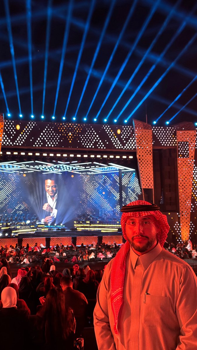 1hsili's tweet photo. يالله يا قلبي تعبنا من الوقوف ..
ما بقى بالليل نجمة ولا طيوف ..
ليلة تفوق كل الليالي #راشد_الماجد 
#راشد_الماجد_في_البحرين https://t.co/L7vPUfN7XG