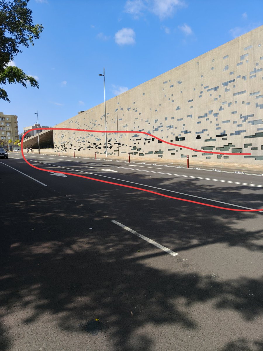 Con todo el aparcamiento que hay en el carril bici, que ya no es carril bici...😅😅🤦🤦