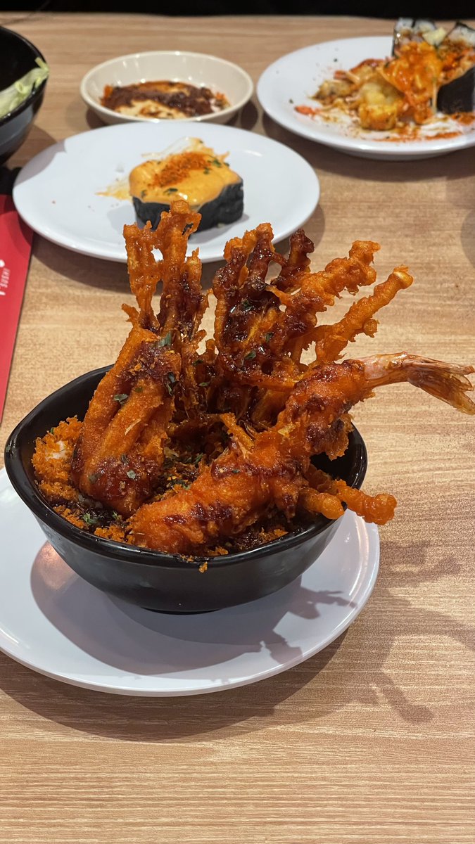 Tom Sushi ini harga 1/3 Sushi Tei, tapi rasanya mirip.

Masa donburi gini harganya cuma 25 ribu?! Enak dan ngenyangin pula.