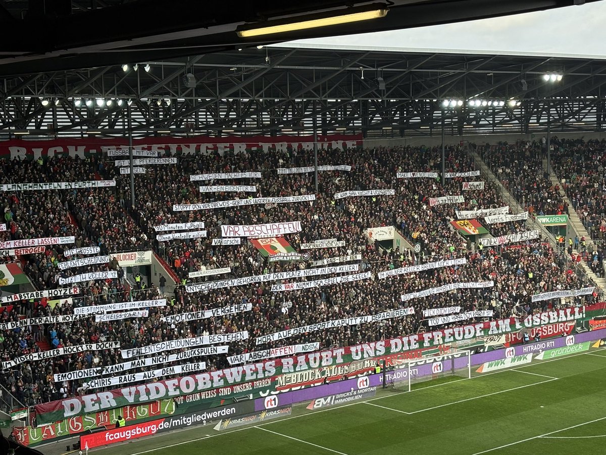 Möglicherweise kommt der VAR in Augsburg nicht mehr so gut an. #FCAFCH <a href="/SkySportDE/">Sky Sport</a>