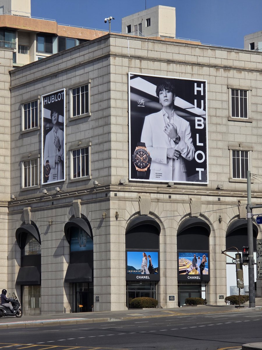 ป้ายโฆษณาจองกุกจากแคมเปญเปิดตัวในฐานะ GBA ของ .<a href="/Hublot/">Hublot</a> ถูกติดตั้งเพิ่มเติมในขนาดที่ใหญ่ขึ้น โดยอยู่อีกด้านหนึ่งของอาคาร Galleria Department Store Luxury Hall EAST ซึ่งเป็นห้างสรรพสินค้าสุดหรูใจกลางอัพกูจอง กรุงโซล ประเทศเกาหลีใต้ 🇰🇷

HUBLOT GLOBAL AMBASSADOR JUNGKOOK
JUNGKOOK FOR