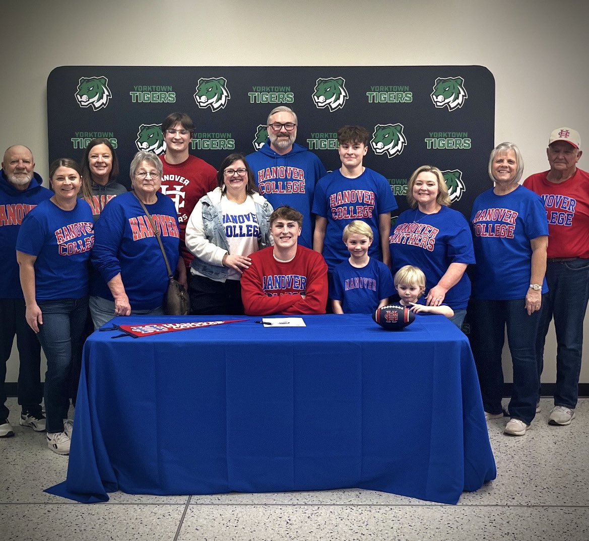 Yorktown_FB's tweet photo. 🎉 Congratulations to Cole Perdue! 🎉

Please join us in celebrating Cole Perdue on his commitment to continue both his academic and football career at Hanover College! 🐾📚🏈

@YorktownPigskin @YHSAthletics https://t.co/BxEyUTg7EP