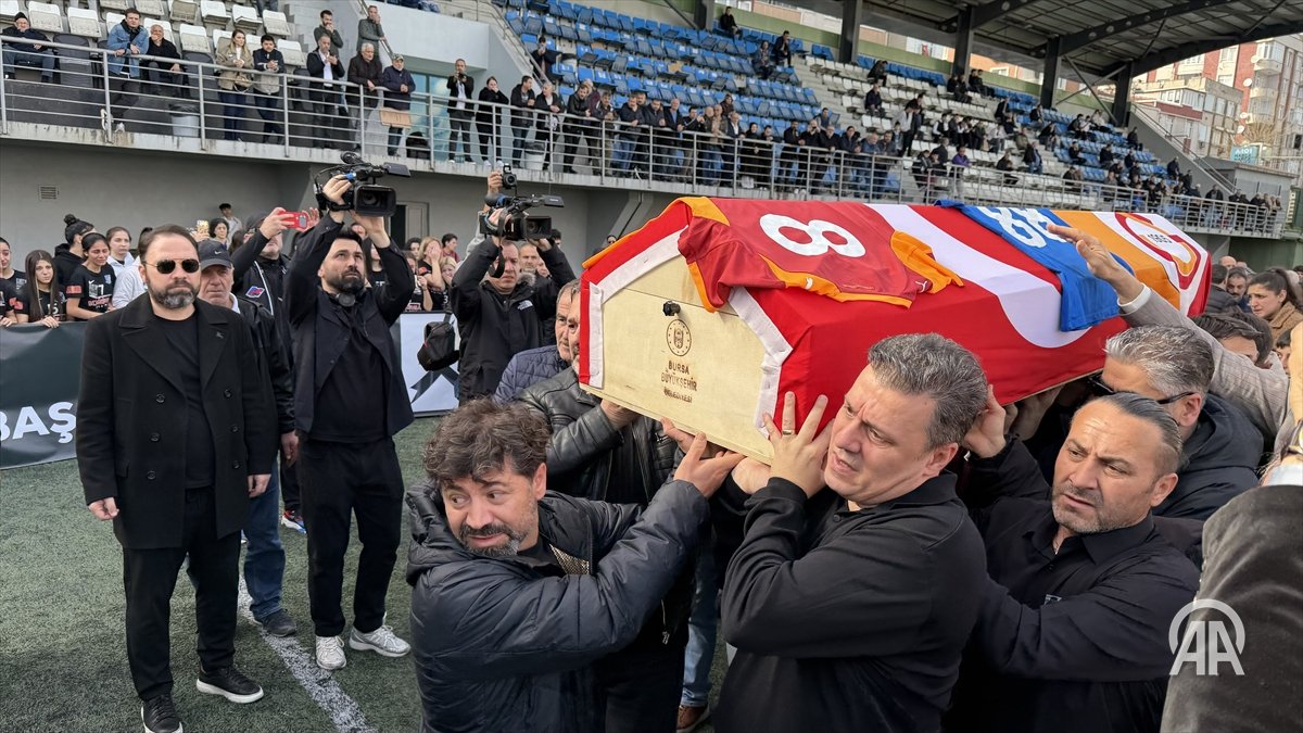 A Milli Kadın Futbol Takımı'nın eski futbolcularından ve Galatasaray Kadın Futbol Takımı'nın eski teknik direktörü Nurcan Çelik, son yolculuğuna uğurlandı.

Nurcan Çelik’e Allah’tan rahmet; başta ailesi olmak üzere, yakınlarına, sevenlerine ve kadın futbolu camiasına başsağlığı