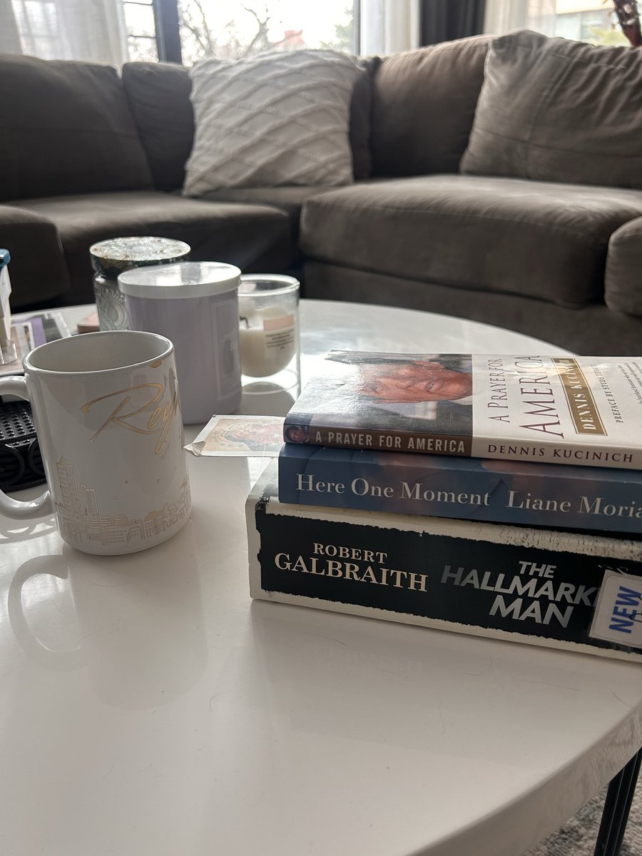 Glupo pitanje, kvalitet vs kvantitet,  a evo ja čitam 3 knjige   U isto vrime, od  139, 494 i 1000 stranica 😁 šalica od kave je samo za usporedbu.