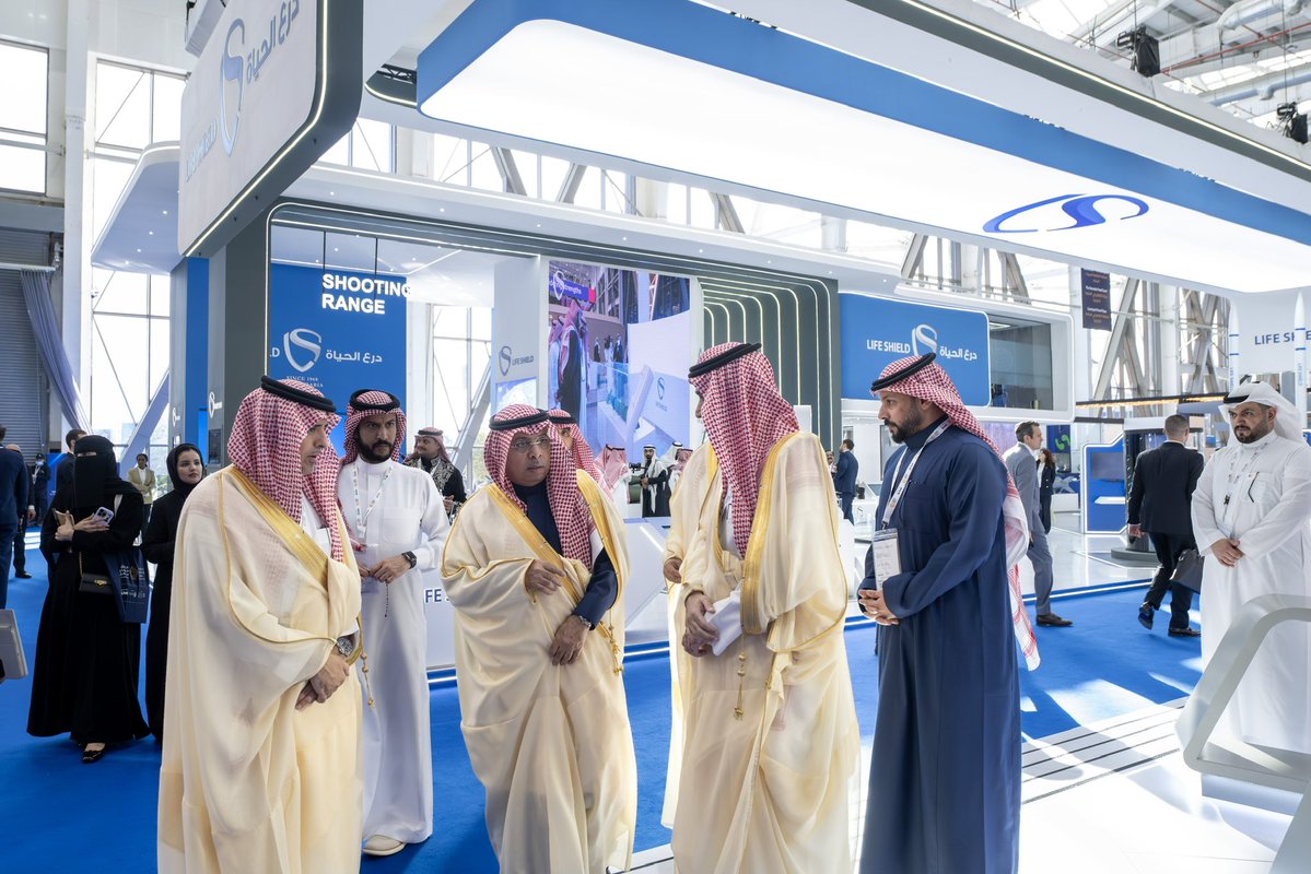 تشرفنا بزيارة معالي رئيس الهيئة العامة للطيران المدني الأستاذ عبدالعزيز الدعيلج، في جناحنا في #معرض_الدفاع_العالمي وكان في استقبال معاليه نائب الرئيس سعادة المهندس خالد الخليفي.

#WDS2026
#مستقبل_التكامل_الدفاعي
