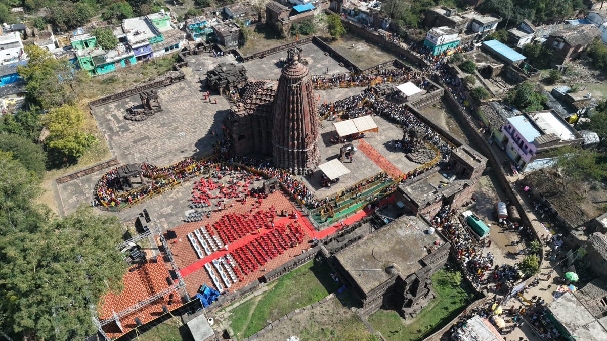 vijaye9's tweet photo. महादेव भारत की स्मृतियों में रक्त की तरह समाए हुए हैं। 12 पवित्र ज्योतिर्लिंगों और पशुपतिनाथ से लेकर कैलाश मानसरोवर तक। कितने नाम और कितने रूप में वे मनोहारी हैें। 
विदिशा जिले के उदयपुर में महाशिवरात्रि का एक दिन इसे एक तीर्थ जैसा बना देता है। जय नीलकंठेश्वर...
@CMMadhyaPradesh https://t.co/wnemBUXLaW