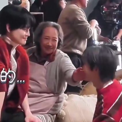 น้องอินจุนเป็นไอดอลชายที่ไอดอลหญิง/ผู้หญิงสบายใจที่จะอยู่ด้วยจริงๆๆๆๆ ทั้งเติร์น ทั้งรวว. (ภาพสุดท้ายก้ออาม่าเอนดูจนต้องลุบแก้ม) ผุ้ชายที่โตมากับพี่น้องหญิงล้วนน้อ ♡ ♡