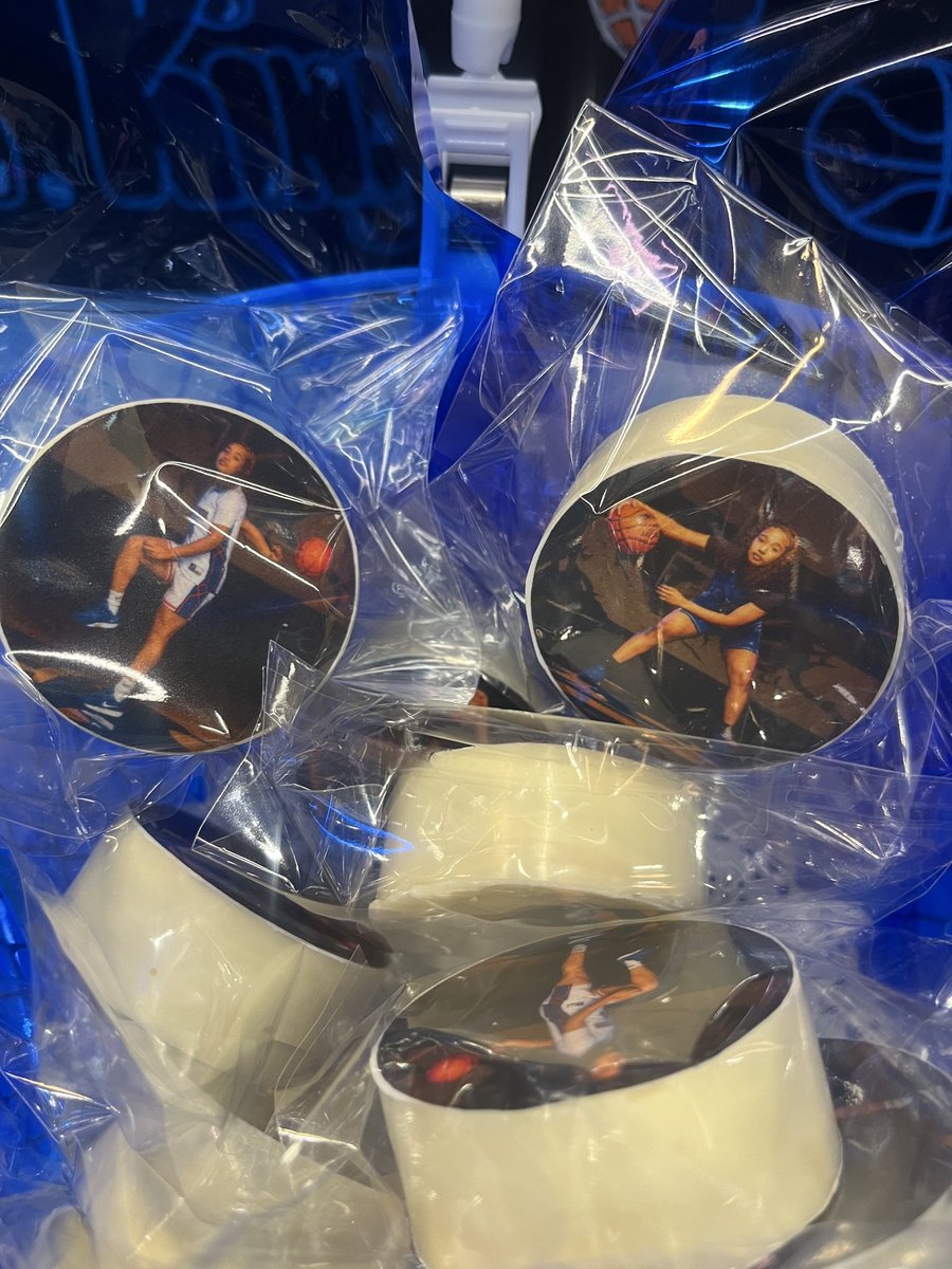 AniyaCooper03's tweet photo. Thanks to everyone who came out to celebrate with me for Senior night, special shoutout to my mom for decorating and baking I love you @sweet1_83 not done yet playoff’s start Tuesday 💪🏾 #4 https://t.co/bNM9r1Wi9B