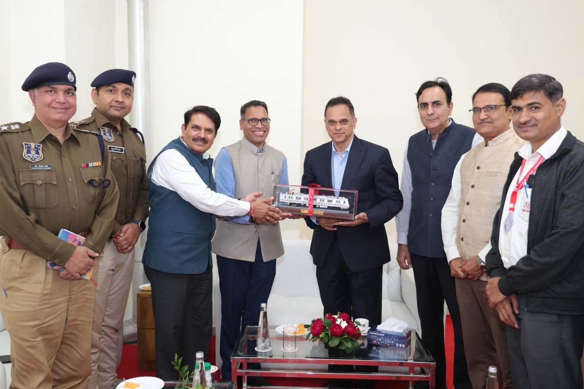 MyJaipurMetro's tweet image. Chief Secretary Shri V. Srinivas inspected @MyJaipurMetro today. Reviewed Phase-1D works, safety systems, OCC/SCC and Choti Chaupar Art Gallery. Appreciated technical excellence and expressed hope for early approval of Phase-2. @svoruganti1466
#JMRC #RMRC #Jaipur