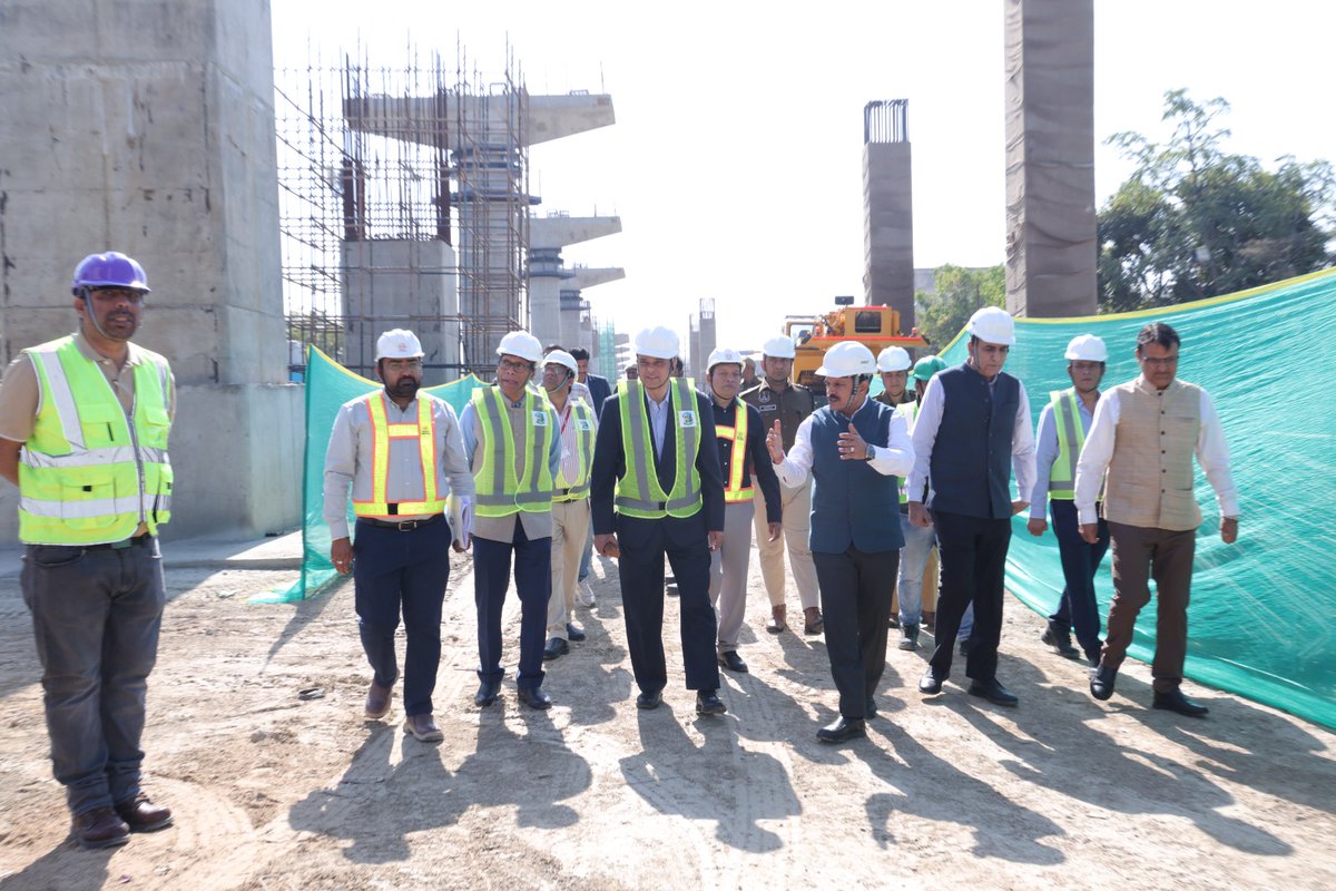 MyJaipurMetro's tweet image. Chief Secretary Shri V. Srinivas inspected @MyJaipurMetro today. Reviewed Phase-1D works, safety systems, OCC/SCC and Choti Chaupar Art Gallery. Appreciated technical excellence and expressed hope for early approval of Phase-2. @svoruganti1466
#JMRC #RMRC #Jaipur