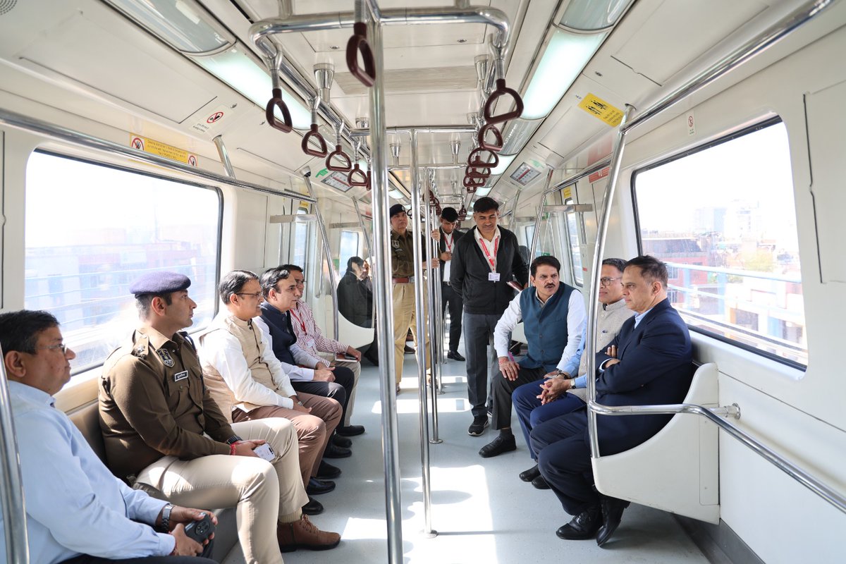 MyJaipurMetro's tweet image. Chief Secretary Shri V. Srinivas inspected @MyJaipurMetro today. Reviewed Phase-1D works, safety systems, OCC/SCC and Choti Chaupar Art Gallery. Appreciated technical excellence and expressed hope for early approval of Phase-2. @svoruganti1466
#JMRC #RMRC #Jaipur