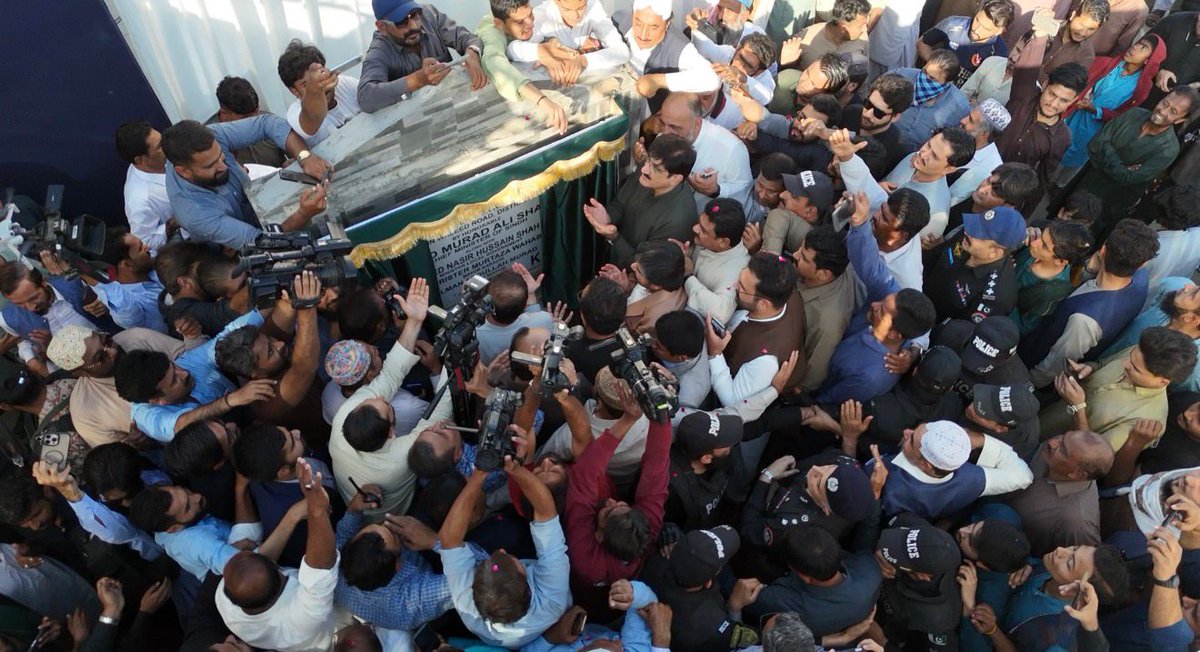 وہ جو راتب خورو اگر پنجاب میں کوئی فلائی اوور برج ایک سو دنوں میں مکمل ہونے پر ناچتے ہیں ، ان کو بتا دیں کہ بھینس کالونی فلائی اوور برج بھی ایک دنوں میں کے ایم سی نے مکمل کردی ہے ۔