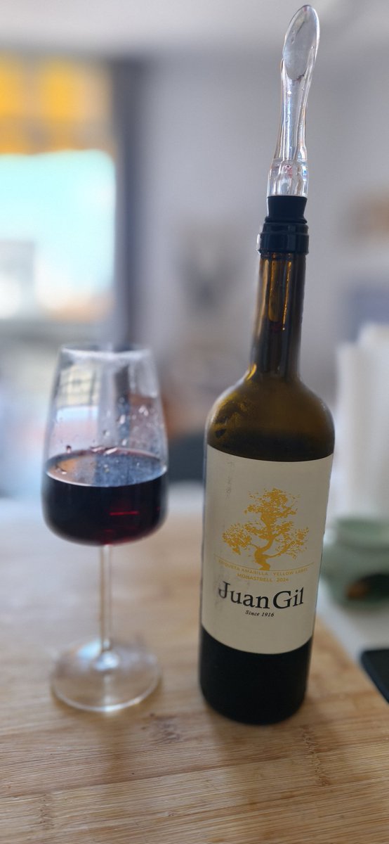 Familia ... Es atípico , es exquisito,no sé no soy enólogo aunque me encantaria , pero es riquísimo y nada típico ,es obvio que no es la uva típica pero ahora entiendo las tan buenas criticas que tiene , ojo de Jumilla , se los recomiendo 100% ...
Sigan con sus cosas 😎🤙🏻🍷