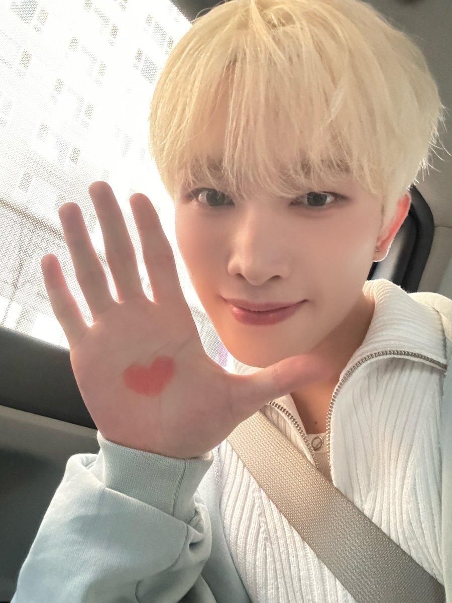 [#DONGYEON]
파워!!! 끝내고 싶지 않았던 컴트루 활동이 오늘로 끝이 났어요. 저에게 있어서 이번 활동은 파워들께 한 걸음 다가가 우리가 조금 더 가까워지는 계기가 되었고, 더욱더 좋은 모습을 자주 보여드리고 싶다고 느끼게 해준 활동이었어요. 파워라는 존재가 제 안에서 더욱 커진 것 같다는