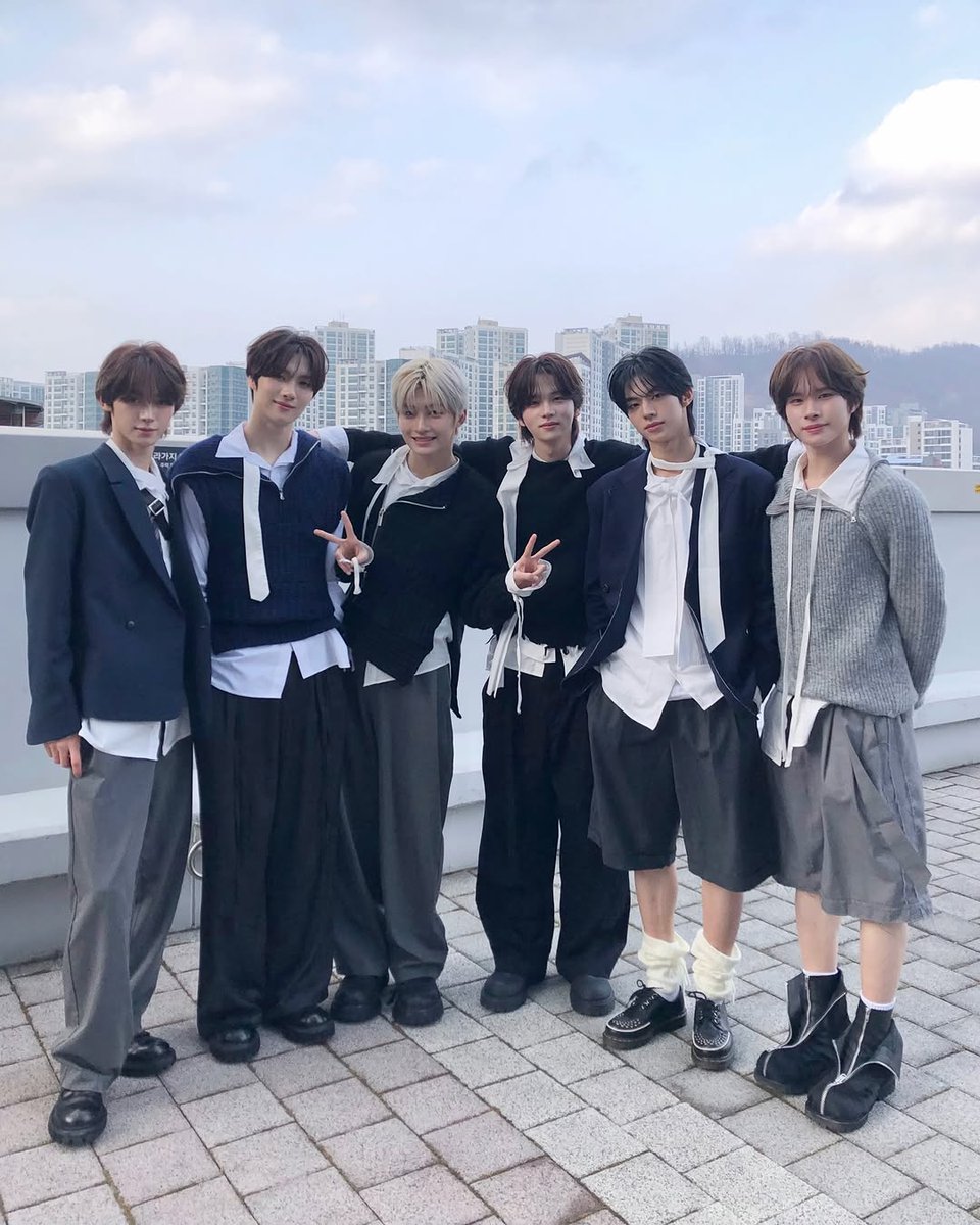 𝗦𝗼𝗺𝗲 𝘀𝗻𝗮𝗽𝘀 from after our broadcast! ★ Being close with my team, working together, and celebrating all the hard work we’ve done is truly the best feeling ever 𖹭.ᐟ 🛝